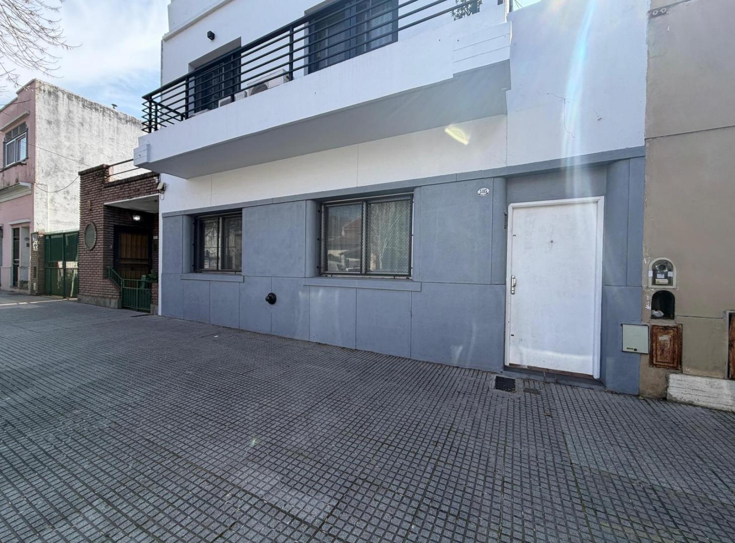 Foto de VENTA PH MONOMBIENTE CON ENTREPISO VILLA URQUIZA A RECICLAR, imagen 1