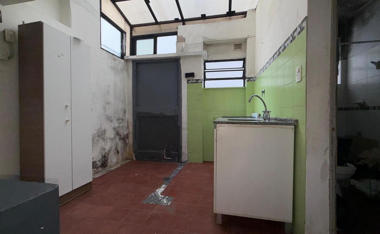 Foto de VENTA PH MONOMBIENTE CON ENTREPISO VILLA URQUIZA A RECICLAR, imagen 3