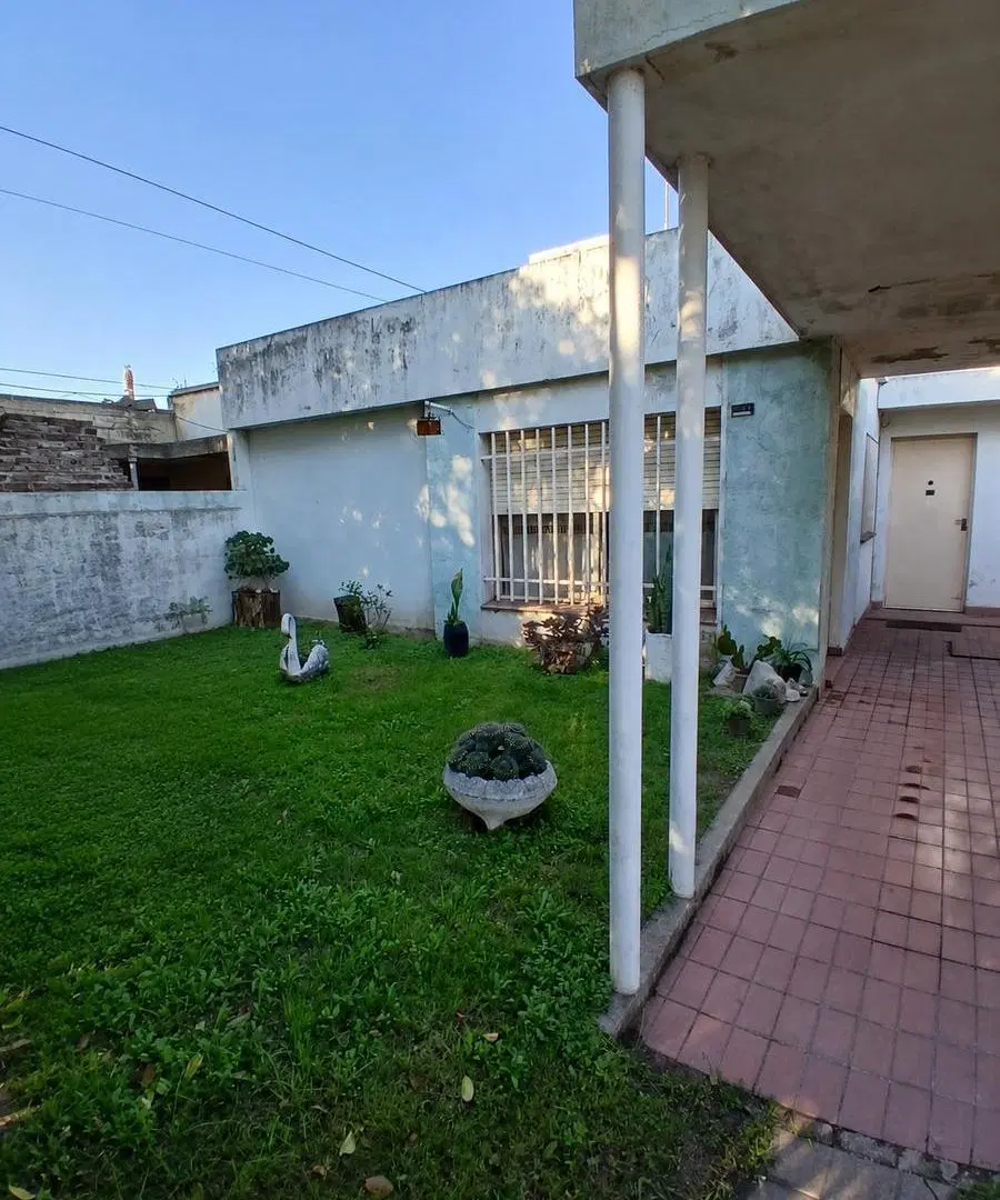 Casa 2 dormitorios, barrio Ciudadela, amplio terreno de 396 m2, ideal inversión. 3