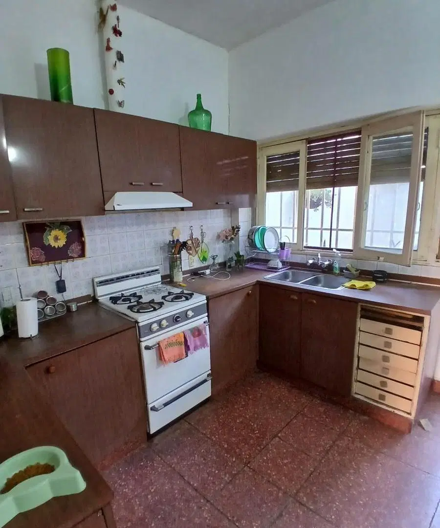 Casa 2 dormitorios, barrio Ciudadela, amplio terreno de 396 m2, ideal inversión. 5