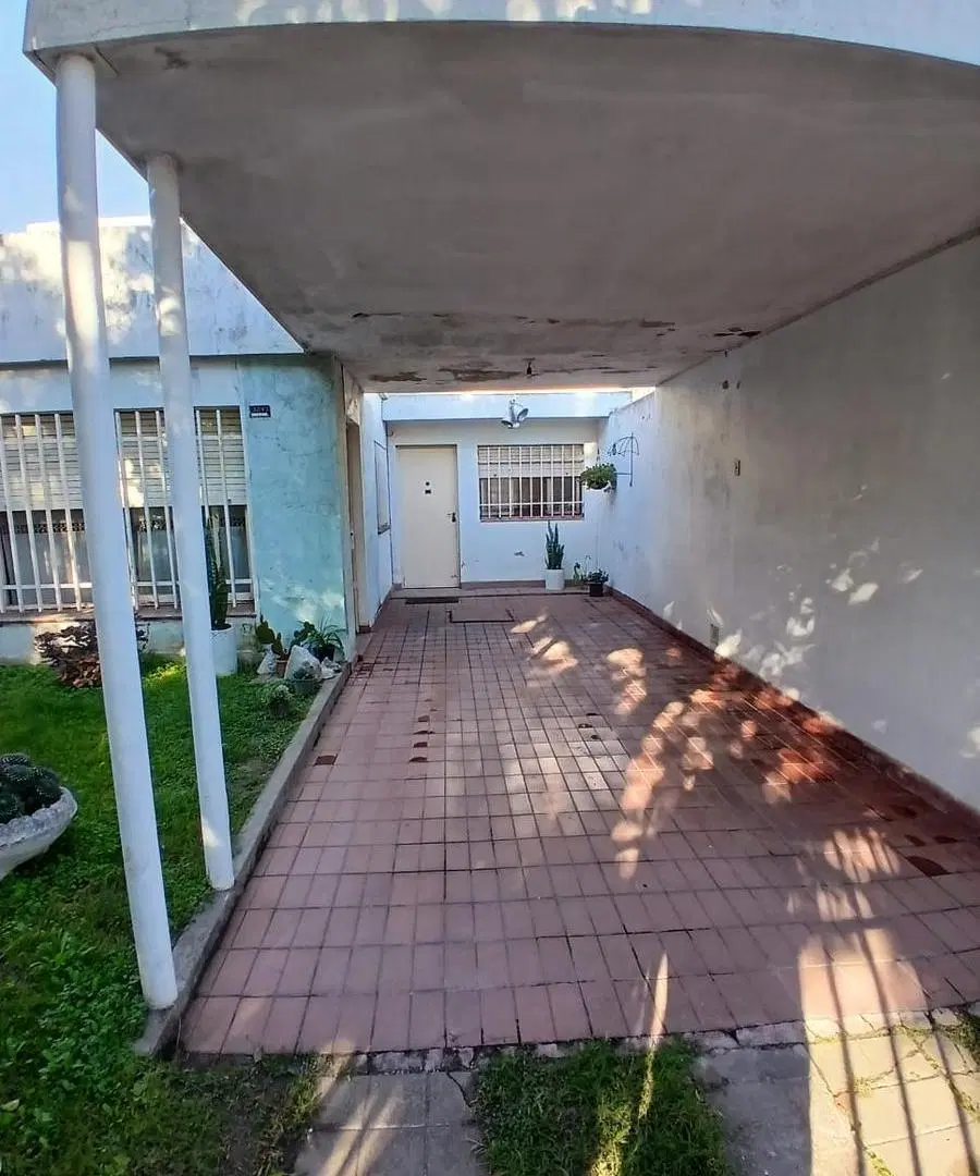 Casa 2 dormitorios, barrio Ciudadela, amplio terreno de 396 m2, ideal inversión. 2