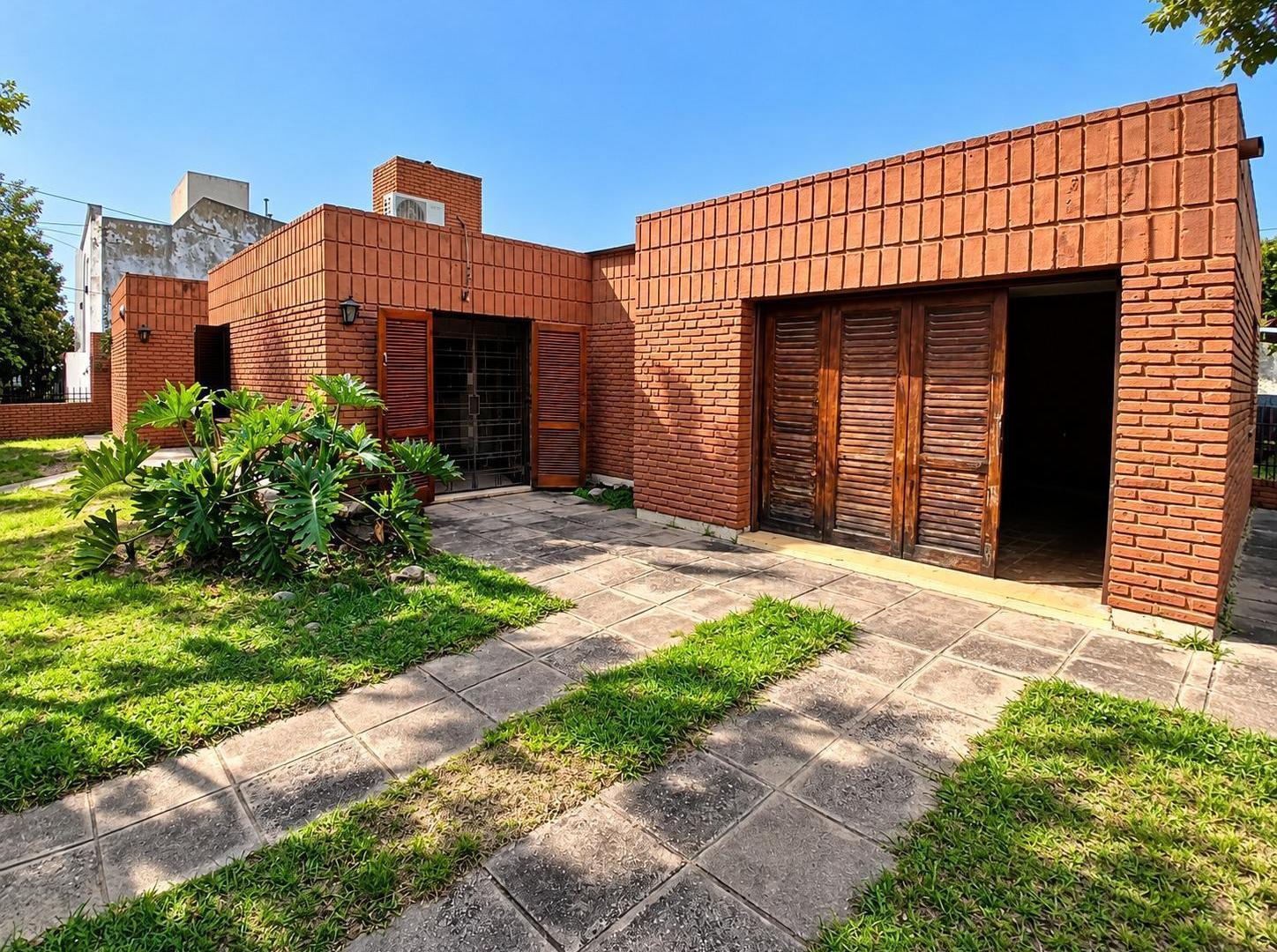 Foto de Casa de 4 Dorm., Gran Jardín y Cochera Doble en Barrio Juan XXIII, imagen 4