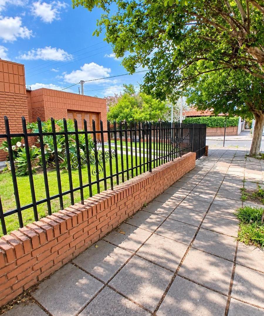 Foto de Casa de 4 Dorm., Gran Jardín y Cochera Doble en Barrio Juan XXIII, imagen 2