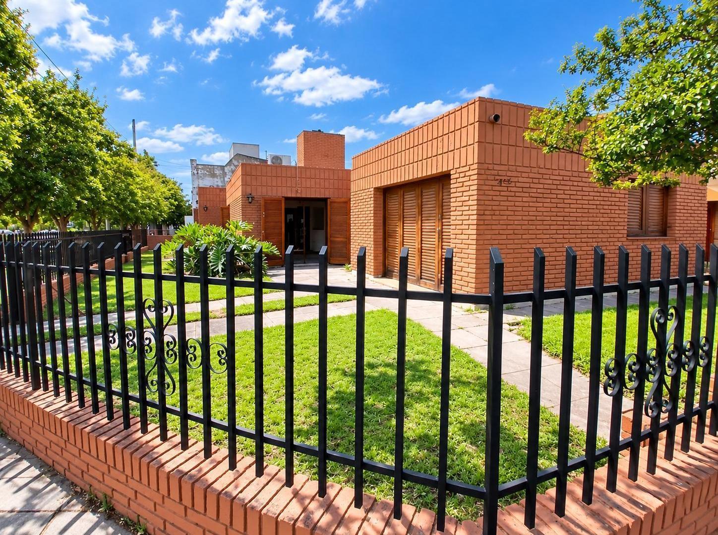 Foto de Casa de 4 Dorm., Gran Jardín y Cochera Doble en Barrio Juan XXIII, imagen 1