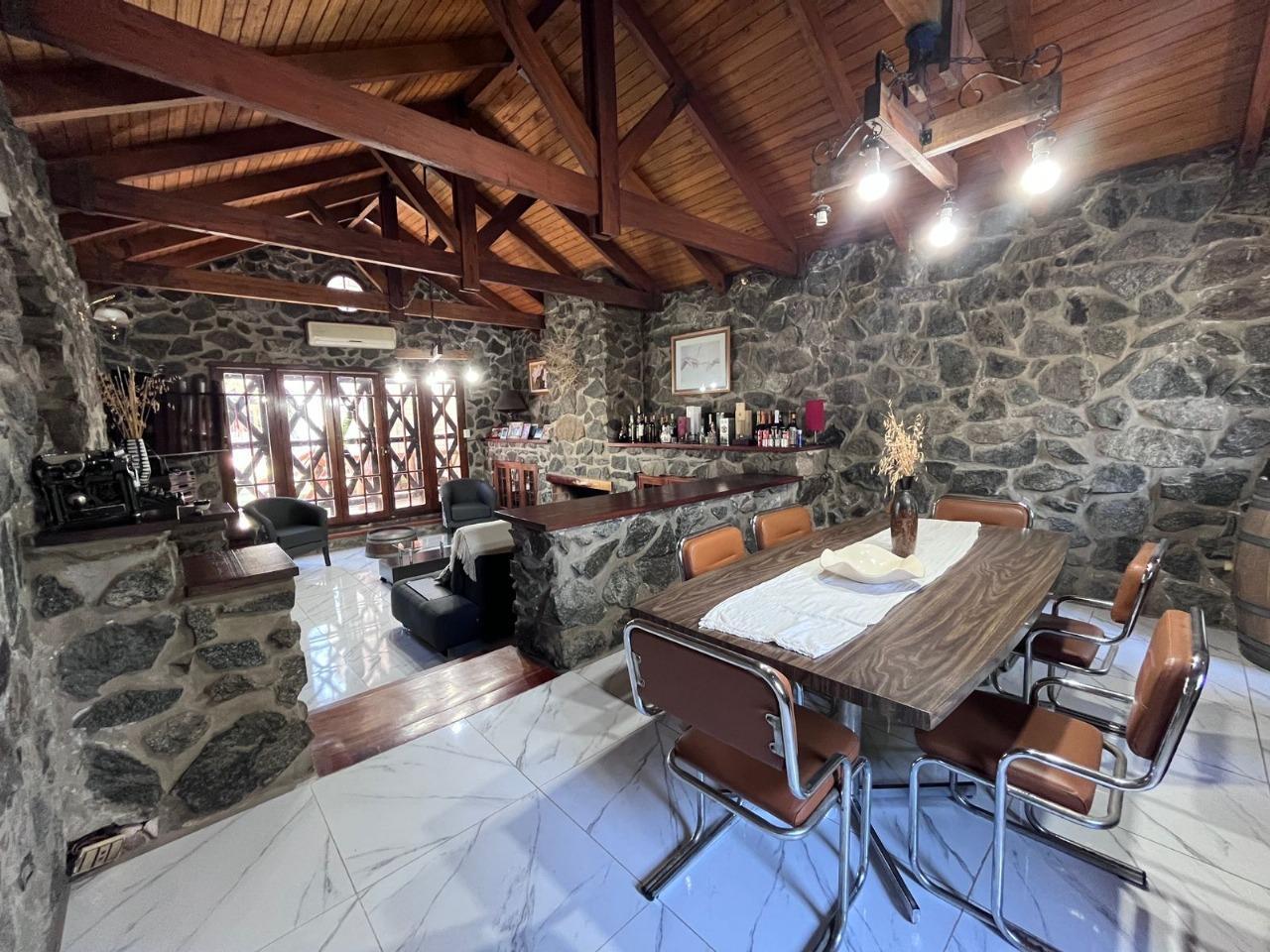 Foto de Casa en Venta zona colegio Lasalle 3 dor. pileta, quincho, cochera 2, imagen 4