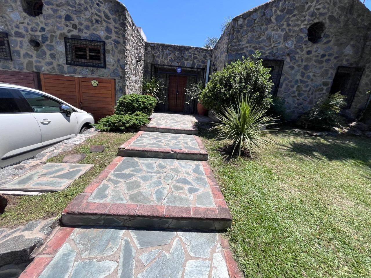 Foto de Casa en Venta zona colegio Lasalle 3 dor. pileta, quincho, cochera 2, imagen 3