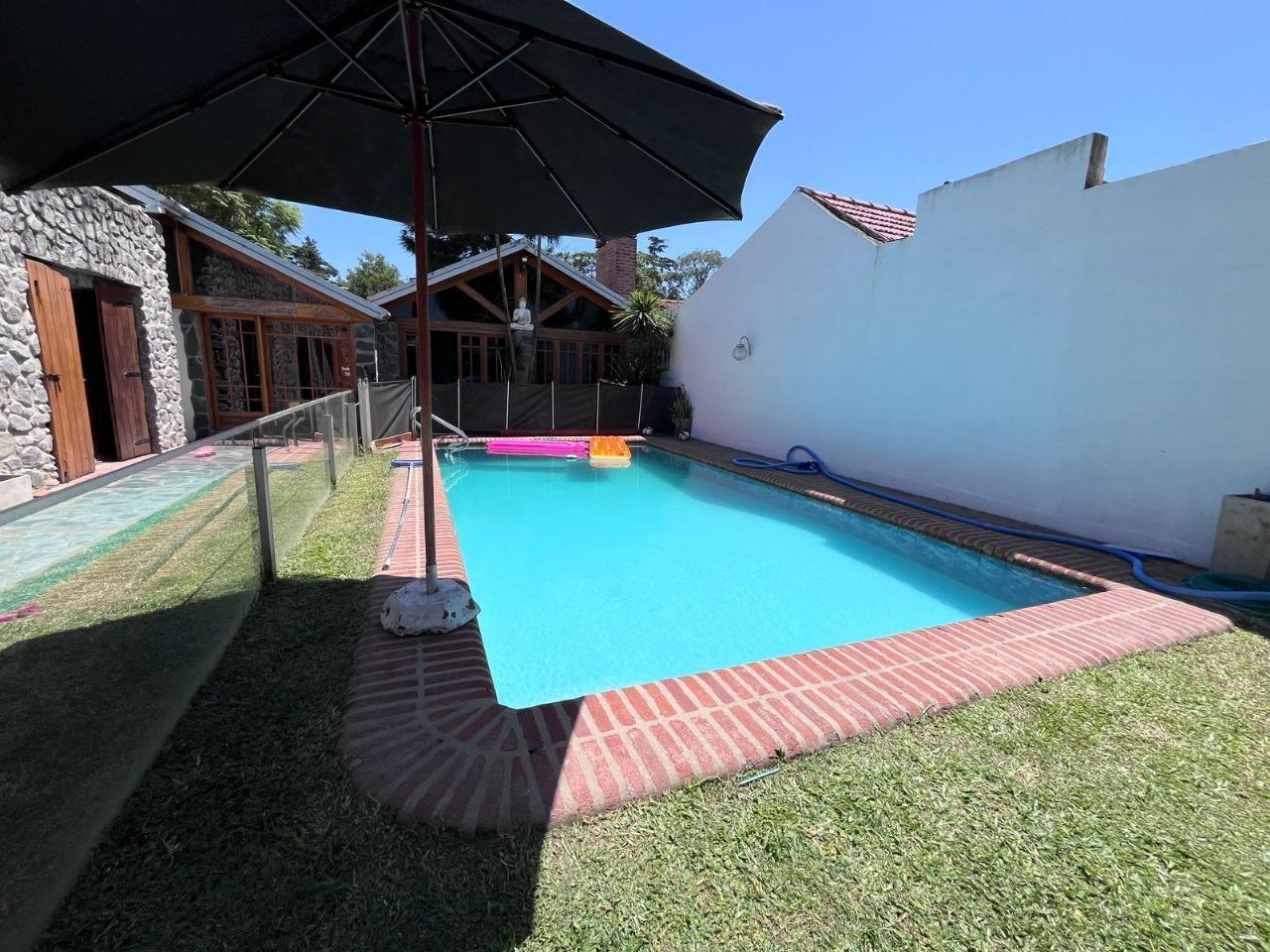 Foto de Casa en Venta zona colegio Lasalle 3 dor. pileta, quincho, cochera 2, imagen 1