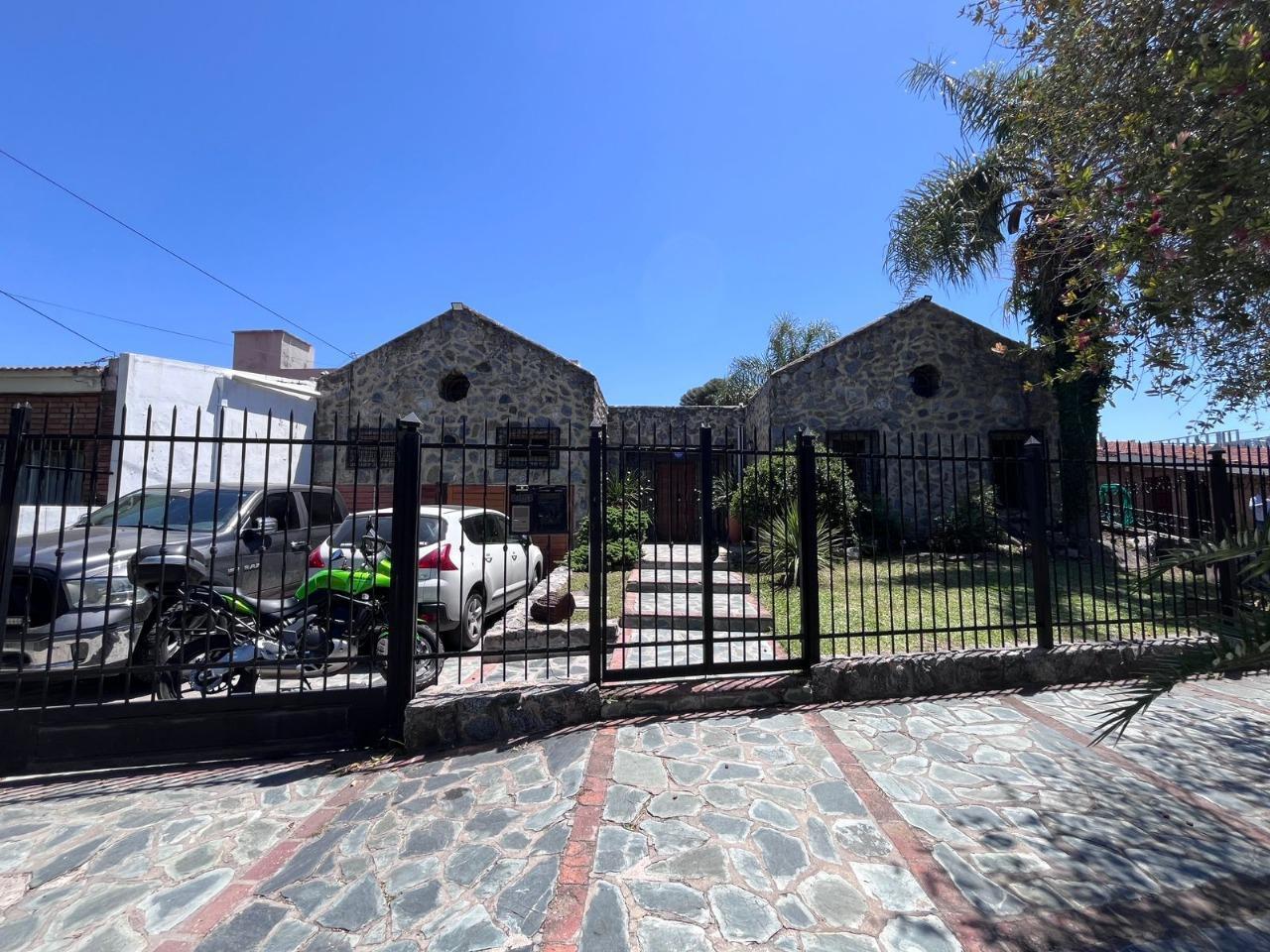 Foto de Casa en Venta zona colegio Lasalle 3 dor. pileta, quincho, cochera 2, imagen 2