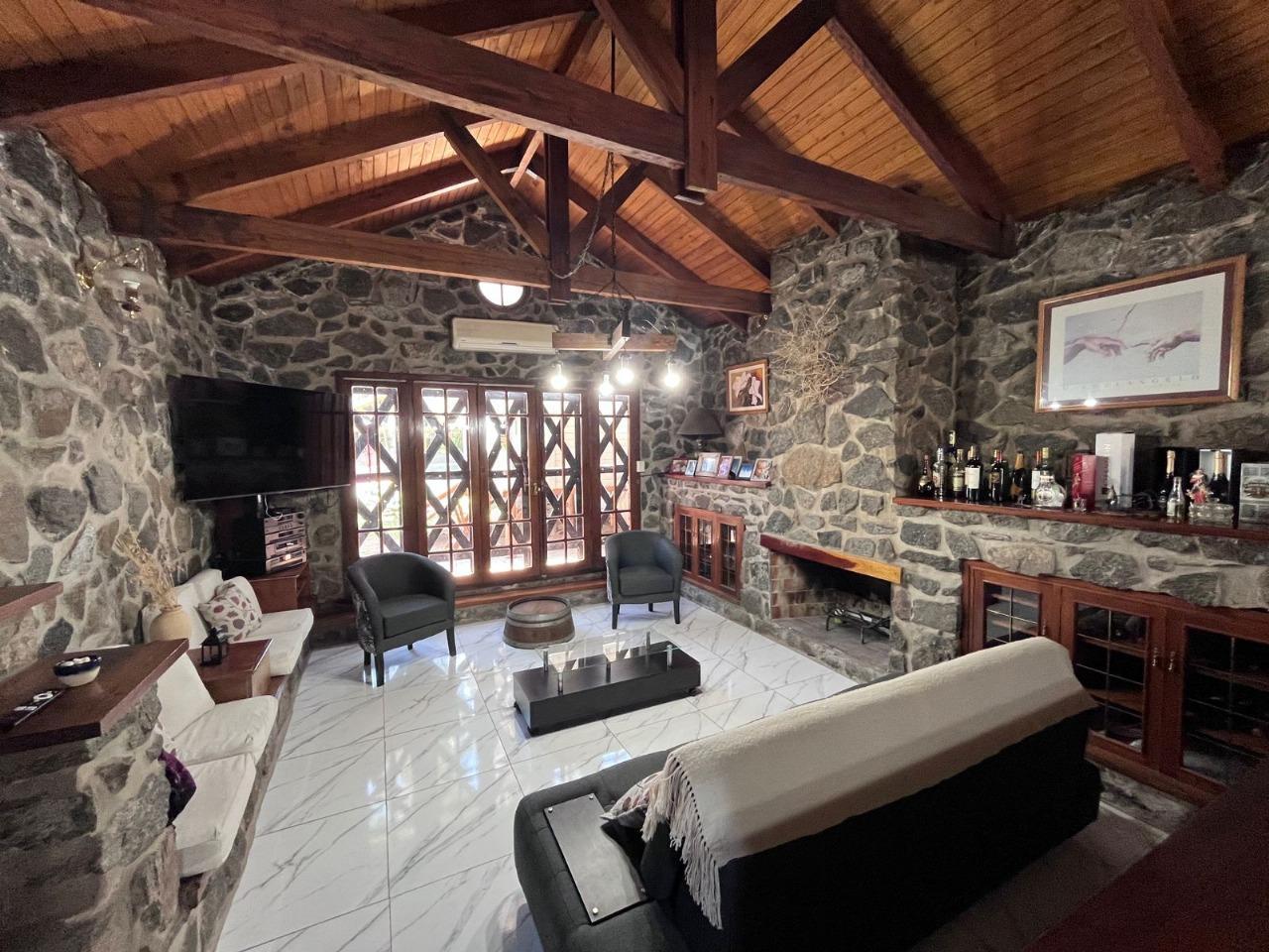 Foto de Casa en Venta zona colegio Lasalle 3 dor. pileta, quincho, cochera 2, imagen 5