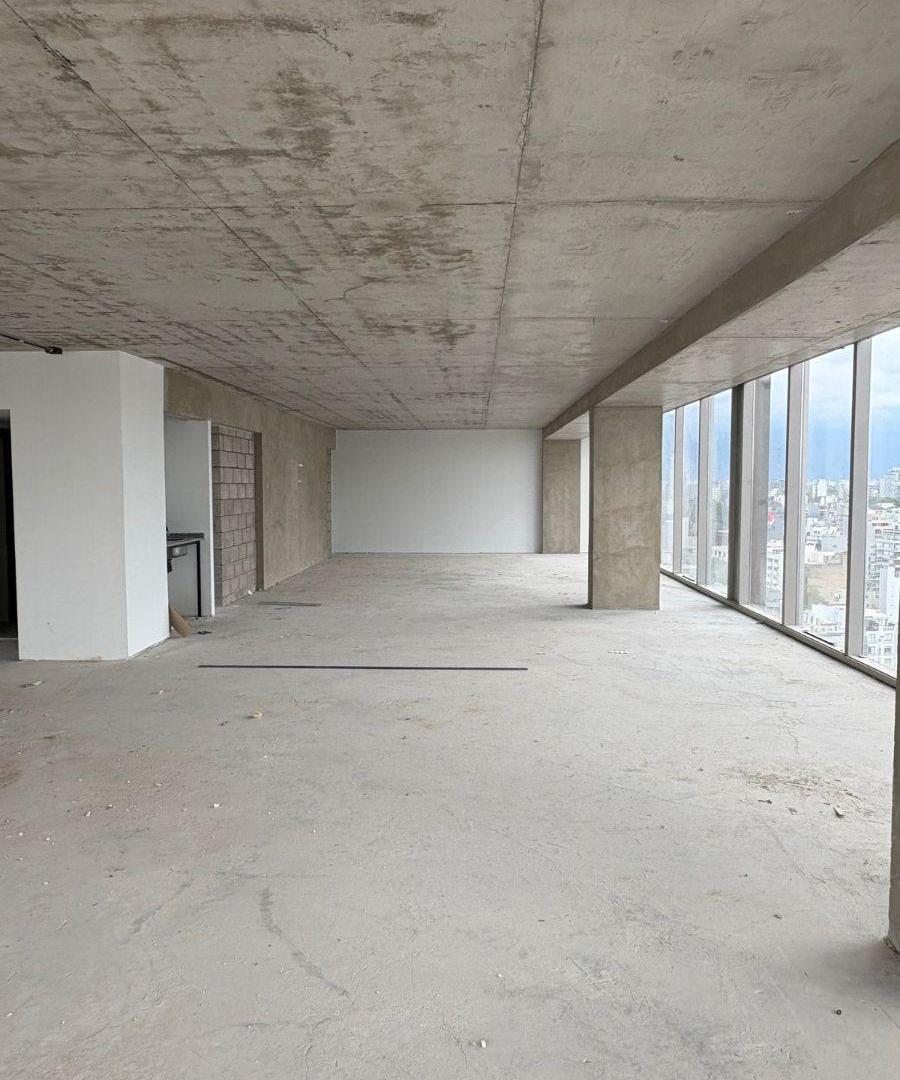 Oficina en Qiub – Piso 17 | 172 m² con cochera | Posibilidad de ampliación