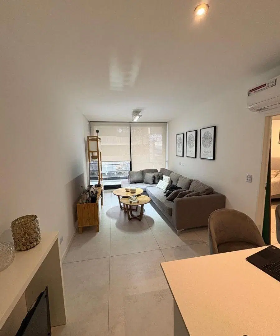 2 ambientes al frente con balcón corrido| Full amenities | Toilette + Baño completo – 59 m² totales 3