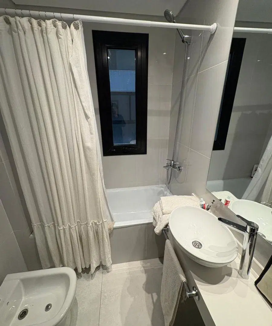 2 ambientes al frente con balcón corrido| Full amenities | Toilette + Baño completo – 59 m² totales 5