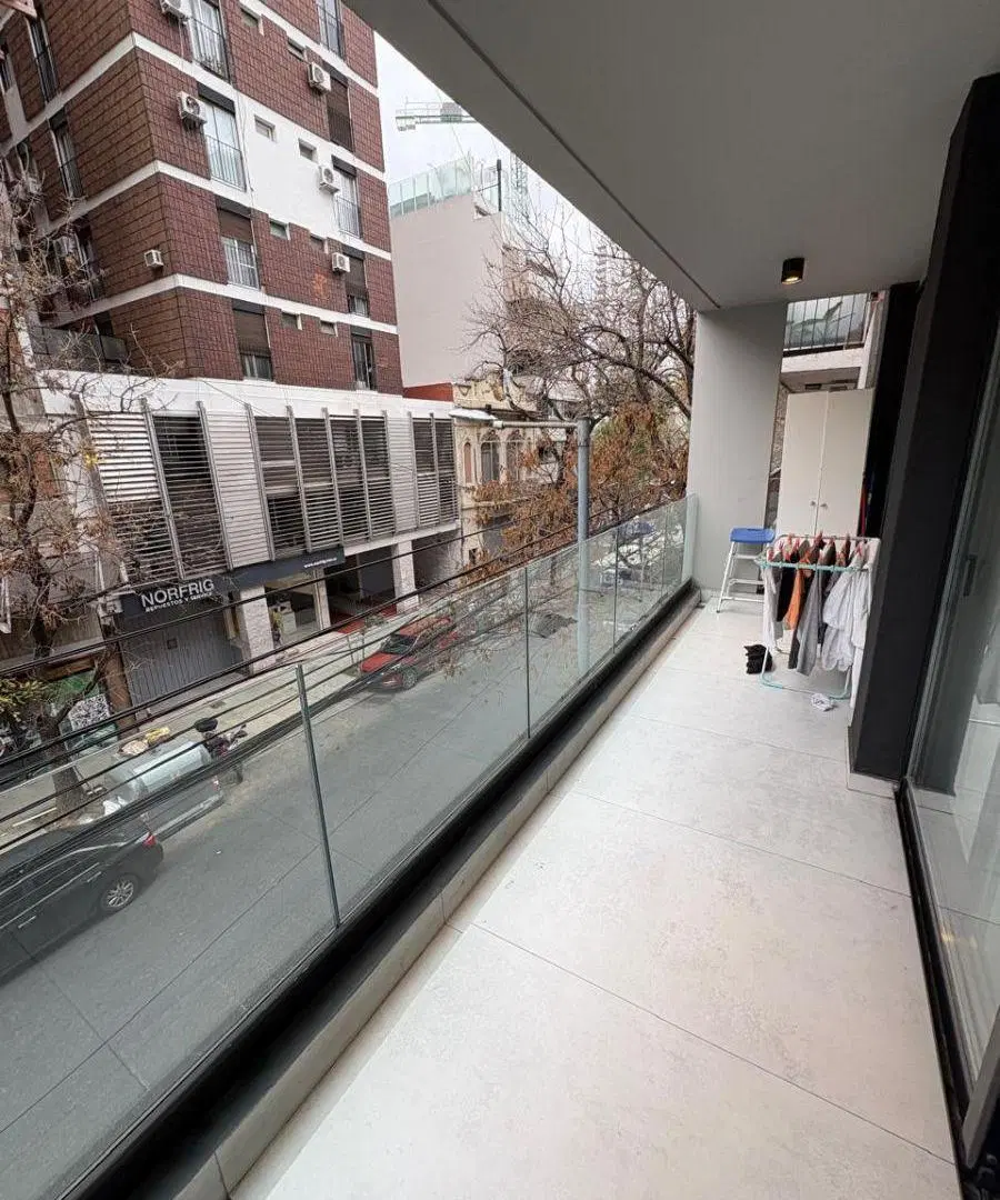 2 ambientes al frente con balcón corrido| Full amenities | Toilette + Baño completo – 59 m² totales 2