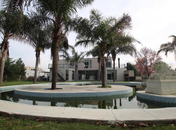 Casa en  Club de campo Las Perdices, con cochera para 10 autos en Virrey del pino !!! 1