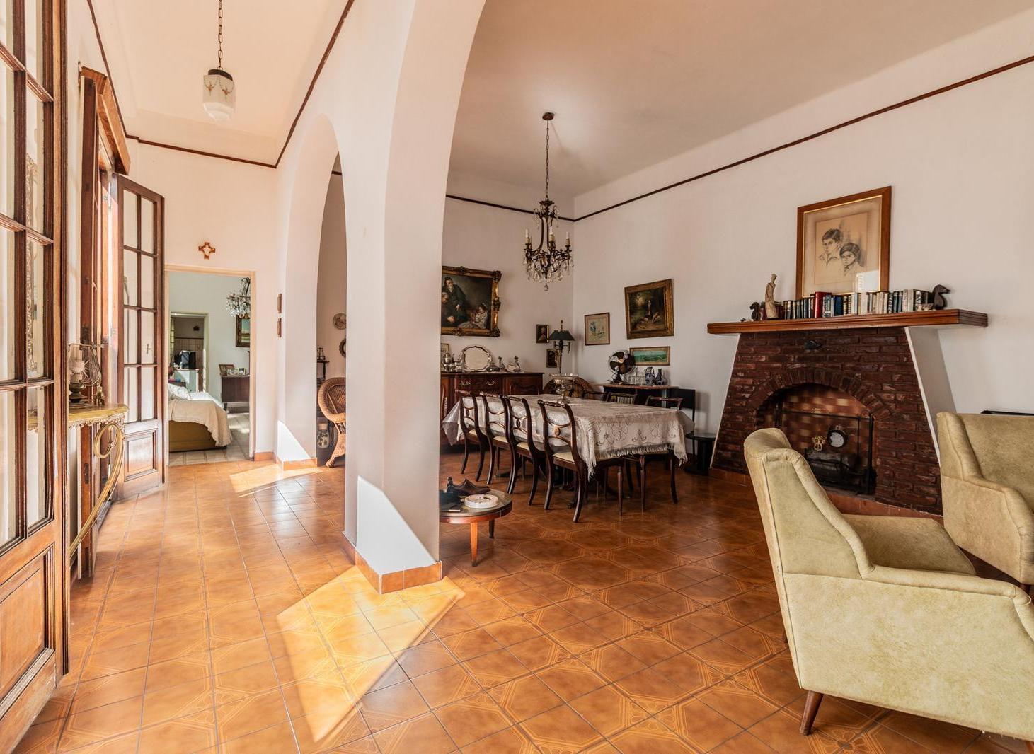Casa con departamento  mas  gran depósito y cocheras en lote propio. Excelente zona!!