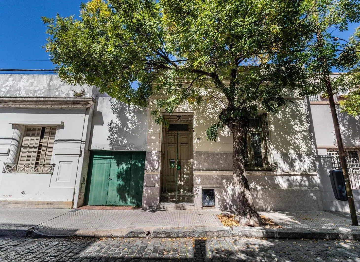 Casa con departamento  mas  gran depósito y cocheras en lote propio. Excelente zona!! 5