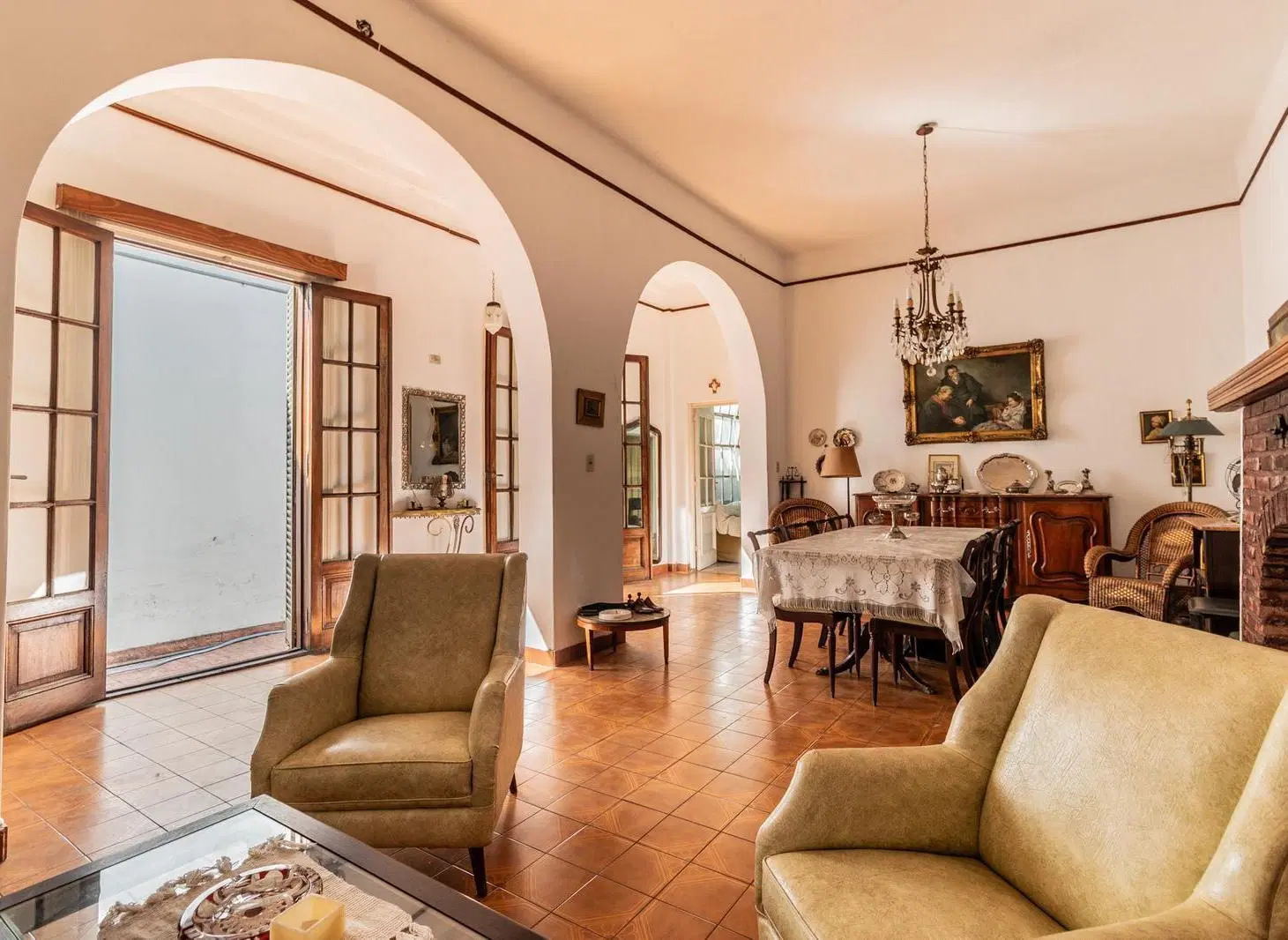 Casa con departamento  mas  gran depósito y cocheras en lote propio. Excelente zona!! 4