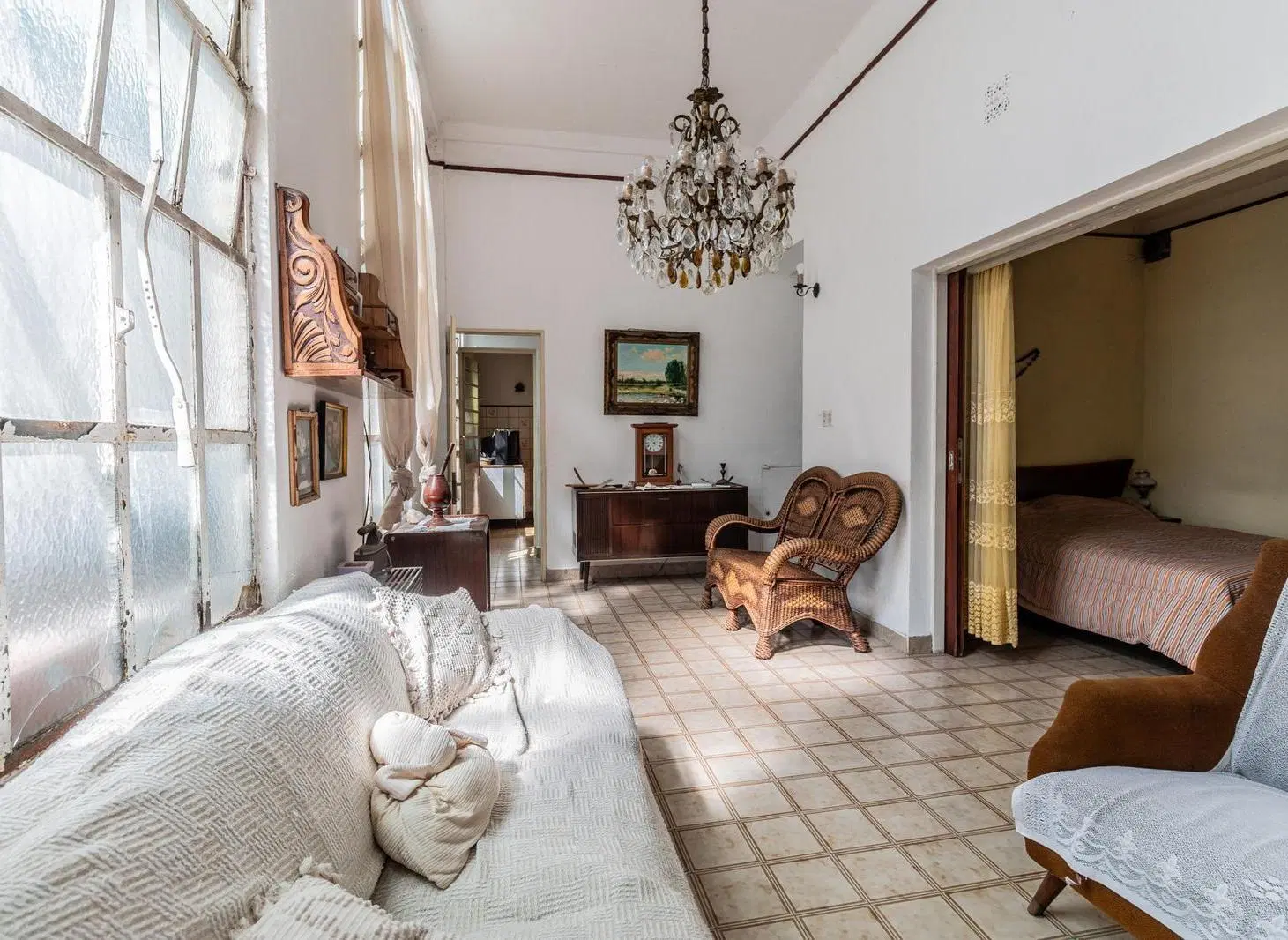 Casa  con  departamento  mas  gran depósito y cocheras en lote propio. Excelente zona!! 4