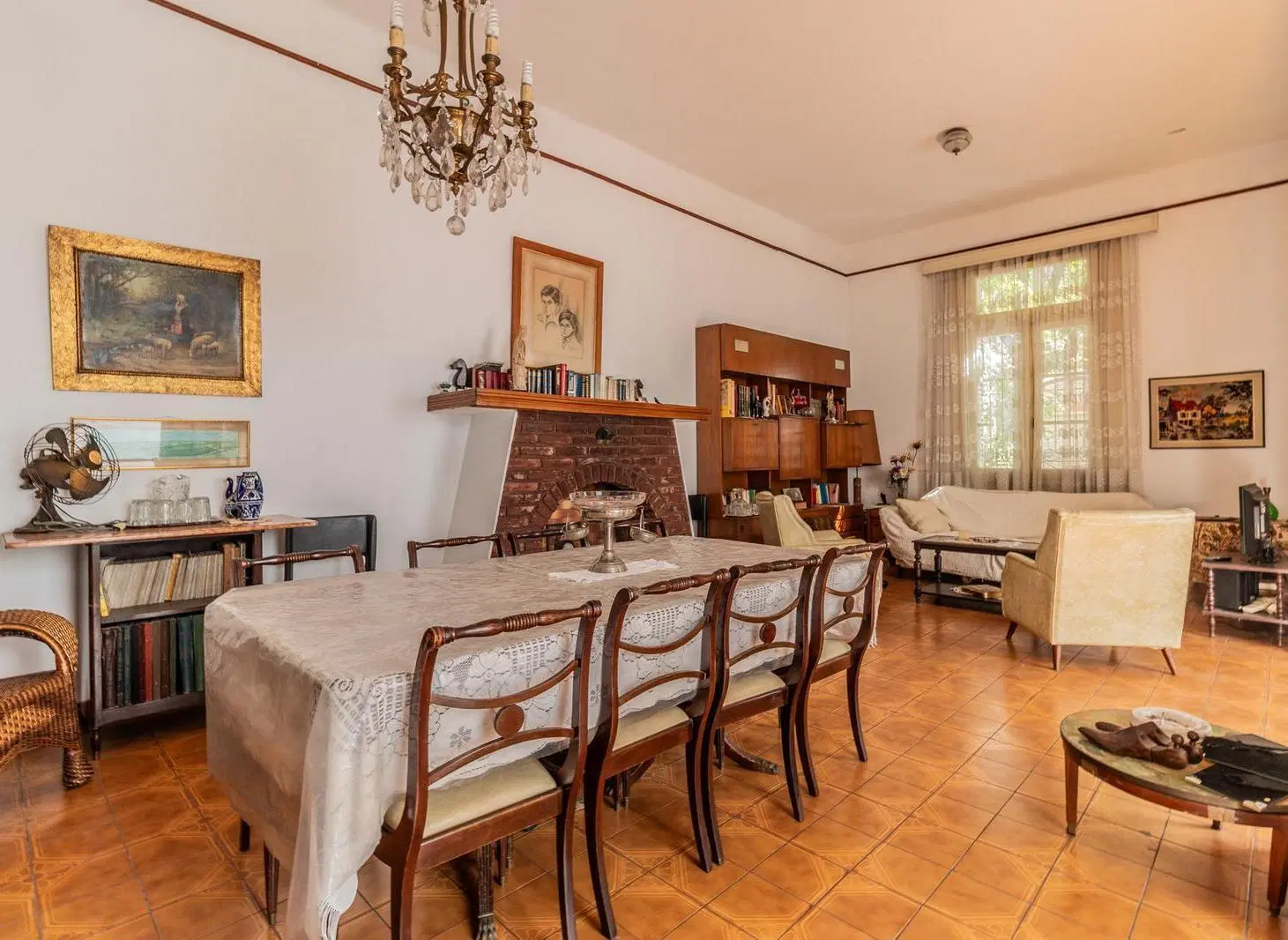 Casa  con  departamento  mas  gran depósito y cocheras en lote propio. Excelente zona!! 3