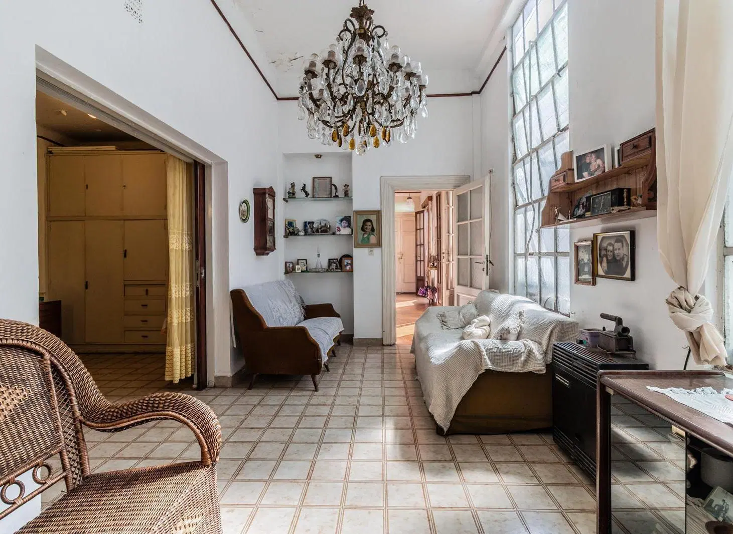 Casa  con  departamento  mas  gran depósito y cocheras en lote propio. Excelente zona!! 5