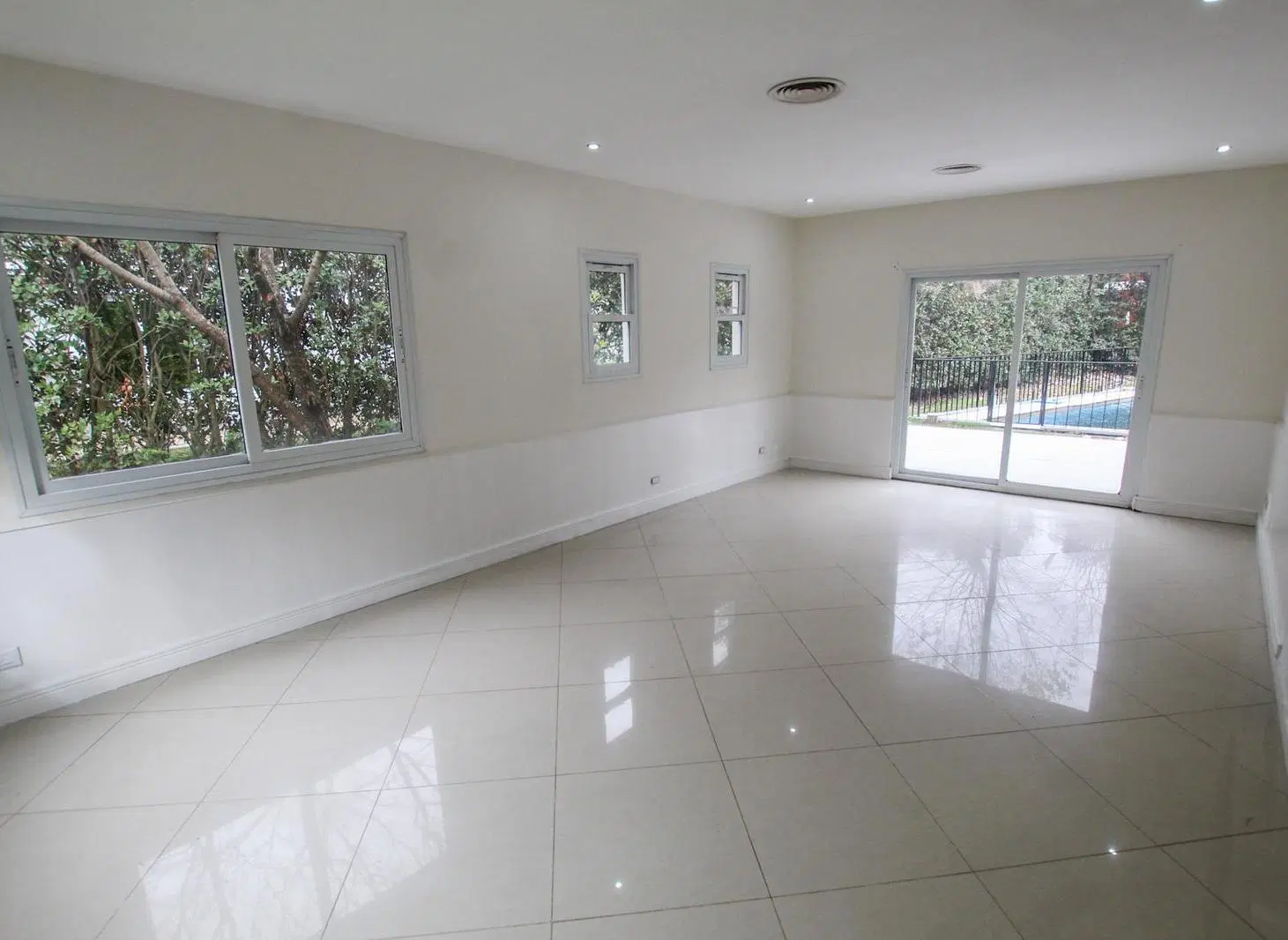 Casa en Alquiler de 4 ambientes en 2 plantas en Solar del Bosque Canning!!! con Piscina 1