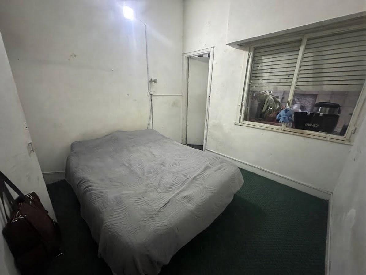 Foto de PH a refaccionar en venta en Flores 2 ambientes con patio - Oportunidad, imagen 2