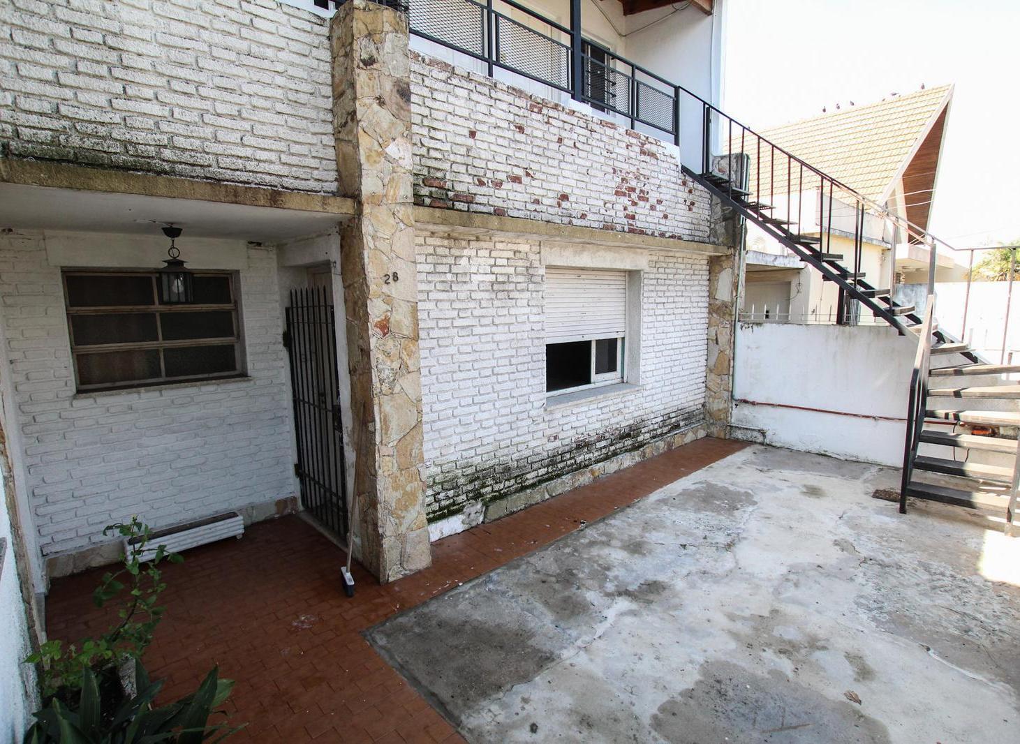 Foto de En venta gran casa 6 Ambientes con Cochera, Fondo y Uso Mixto, imagen 2