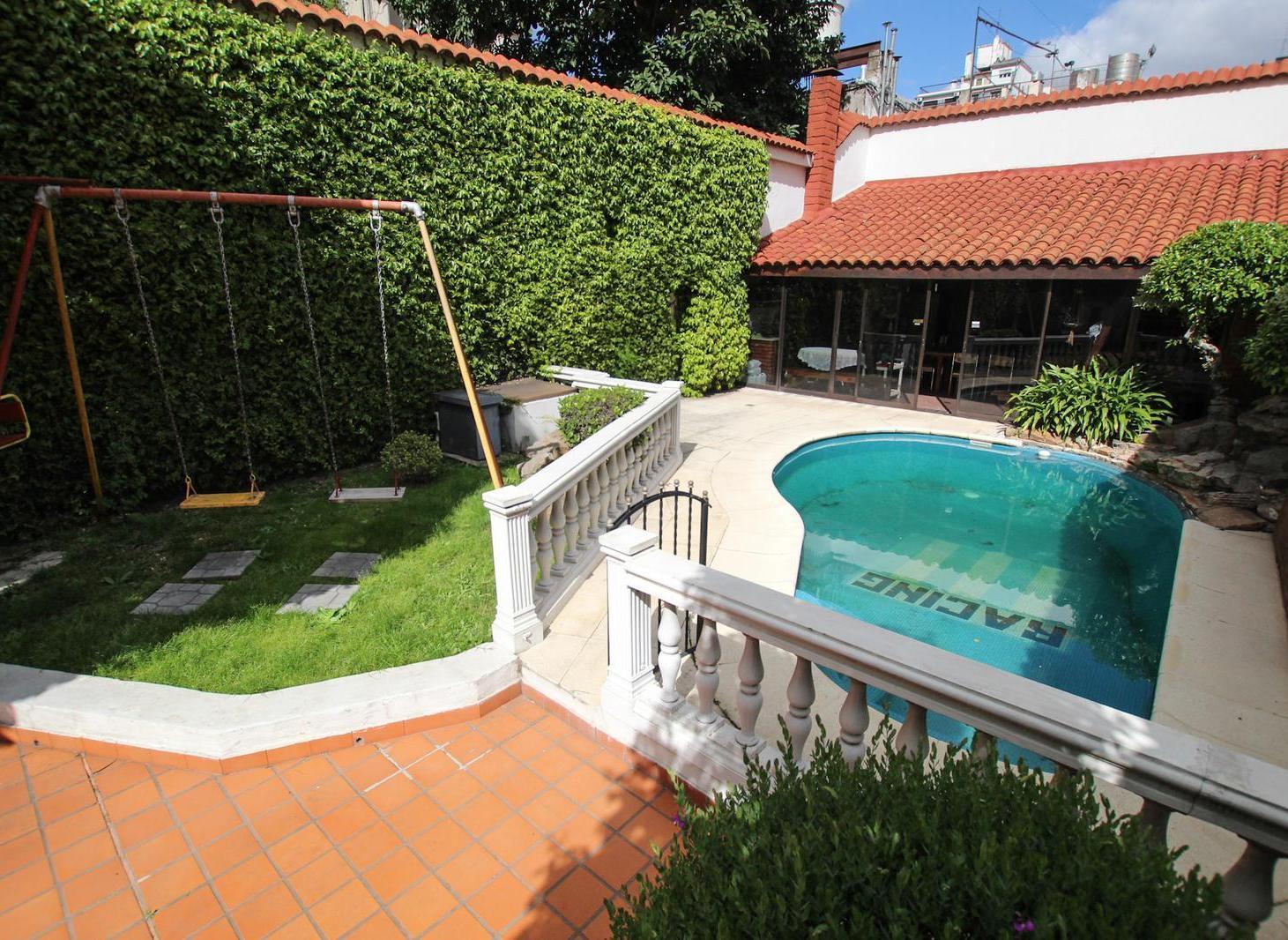 Foto de Casa en Venta de 7 ambientes dependencia de servicio en Flores con, imagen 1