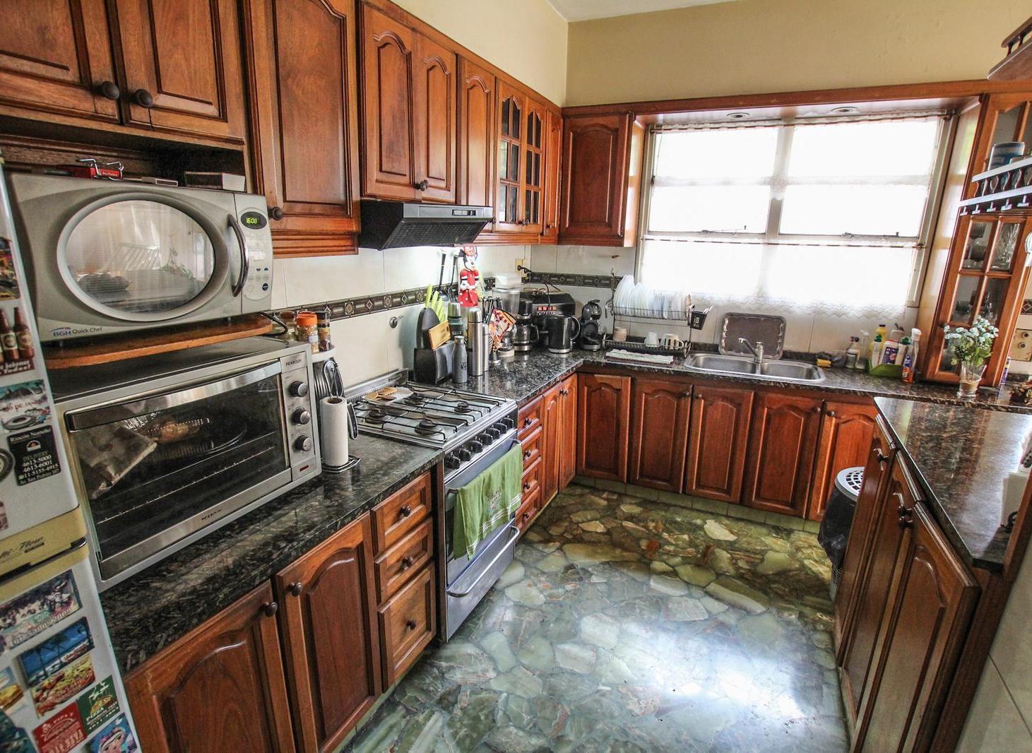 Foto de Casa en Venta de 7 ambientes dependencia de servicio en Flores con, imagen 3