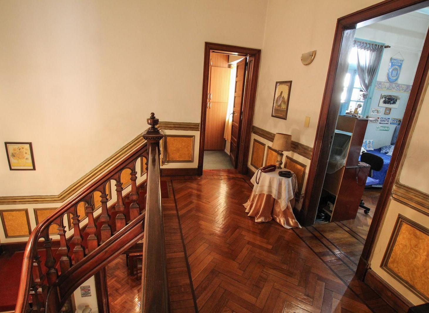 Foto de Casa en Venta de 7 ambientes dependencia de servicio en Flores con, imagen 5