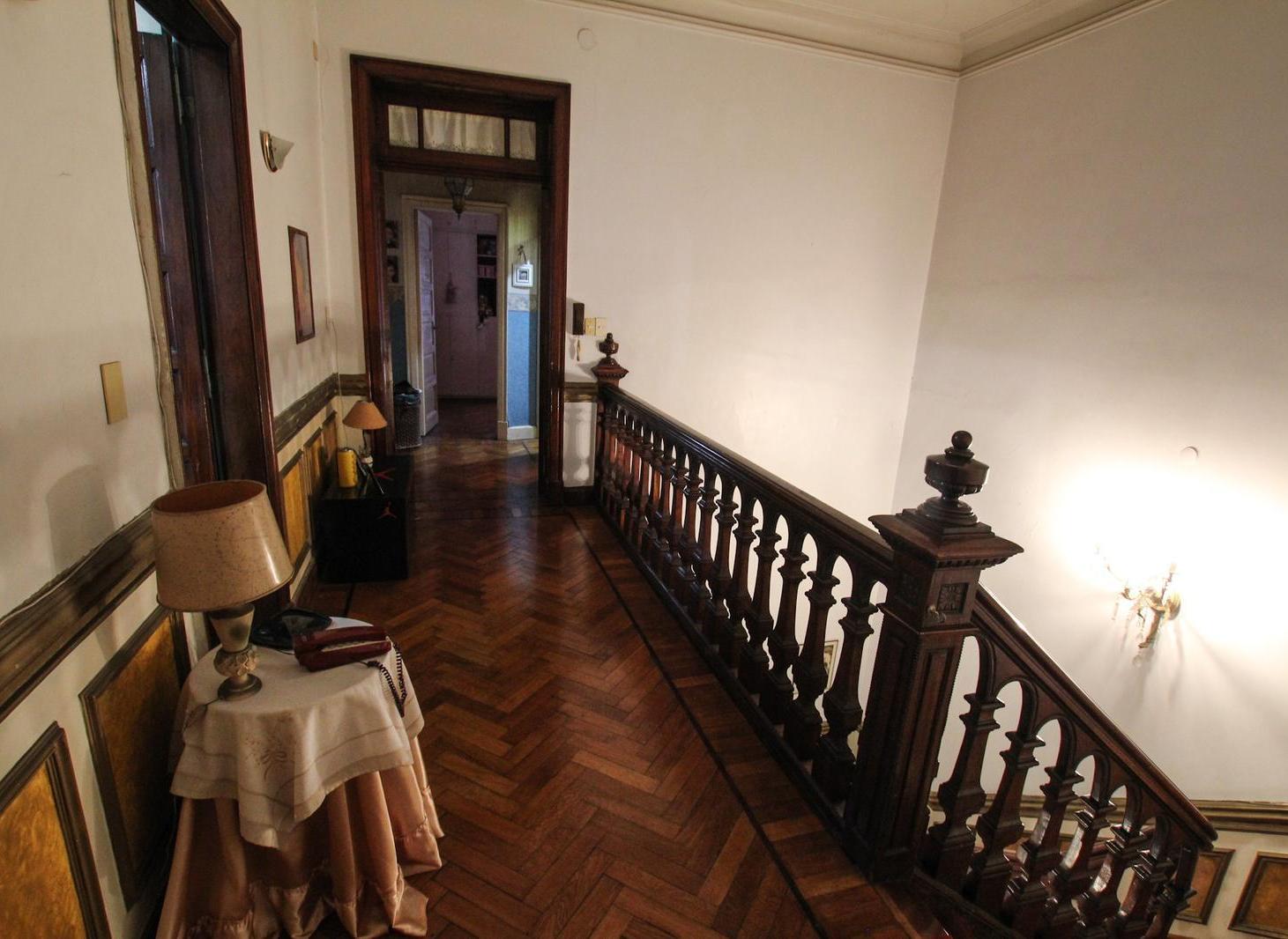 Foto de Casa en Venta de 7 ambientes dependencia de servicio en Flores con, imagen 2