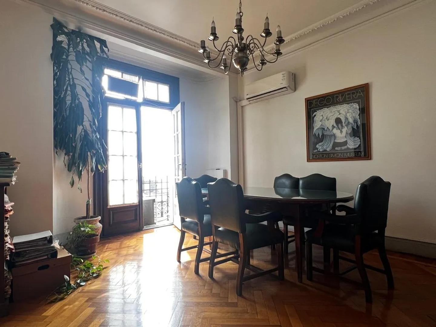 Foto de VENTA – DEPARTAMENTO DE 5 AMBIENTES CON ESTILO EN MONSERRAT, imagen 2