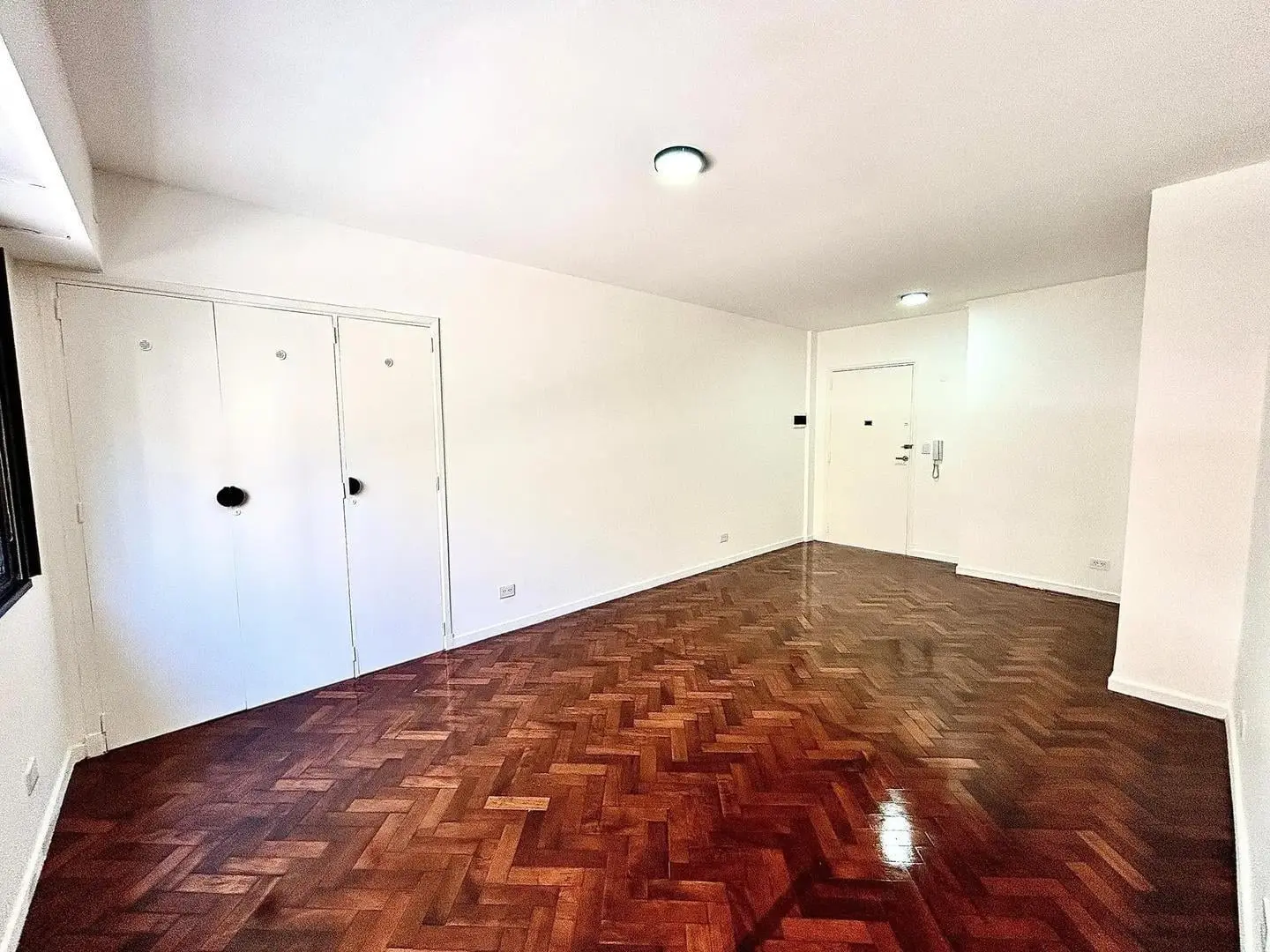 VENTA – MONOAMBIENTE AMPLIO Y LUMINOSO EN RECOLETA 2