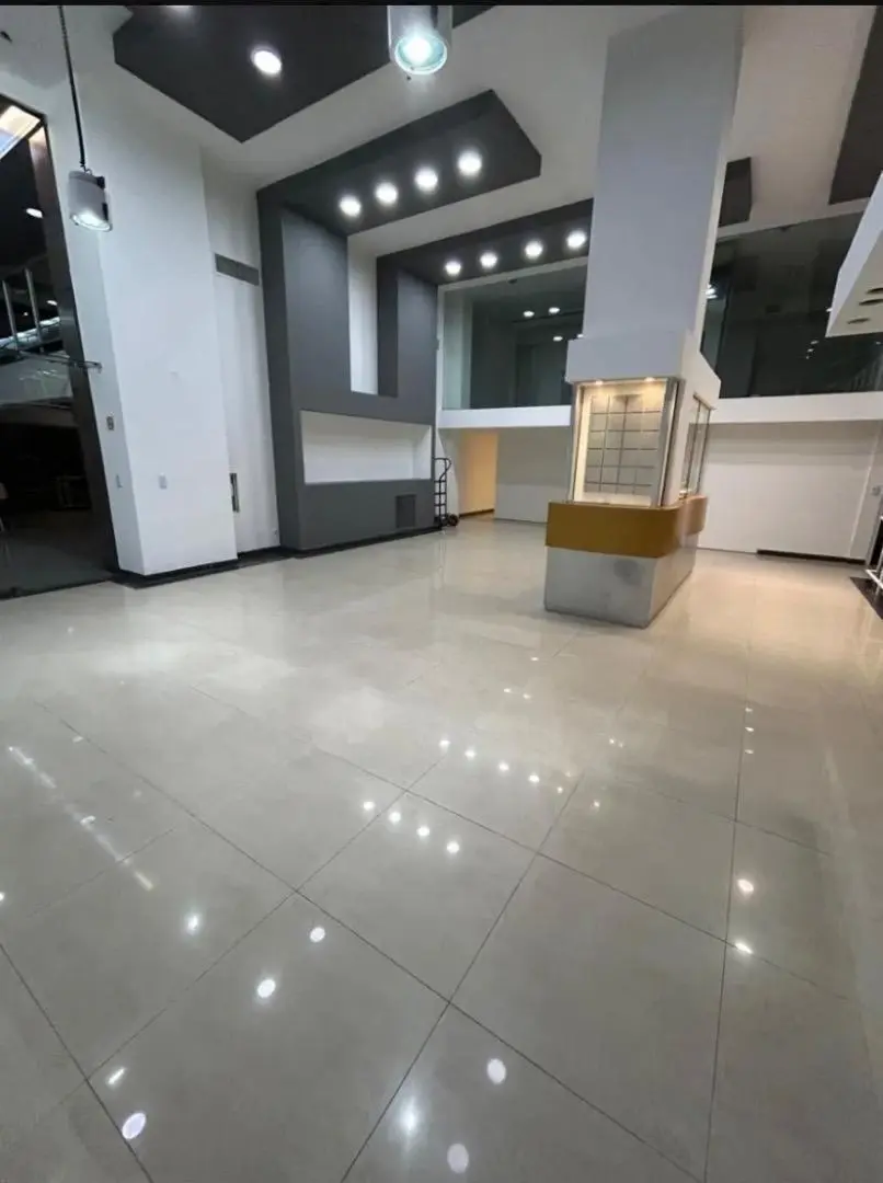 EXCELENTE LOCAL EN ALQUILER ZONA MICROCENTRO 2