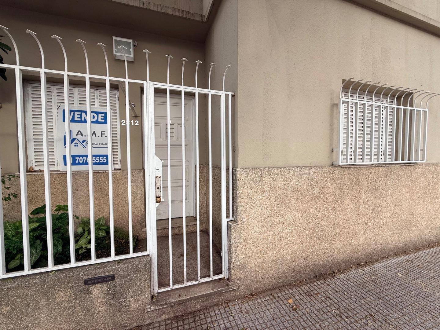 Tipo casa PH al Frente con Terraza .Villa Pueyrredon