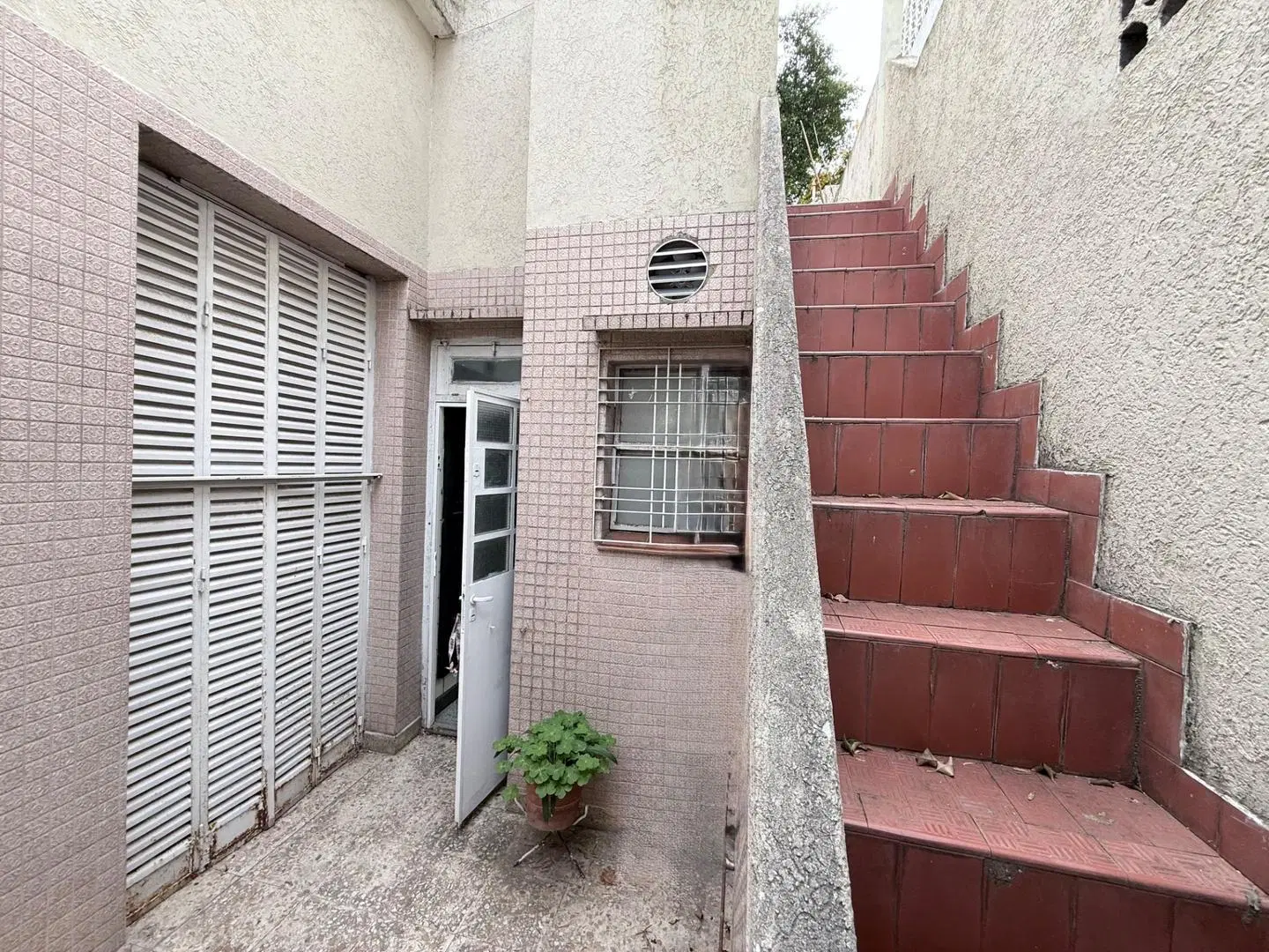Tipo casa PH al Frente con Terraza .Villa Pueyrredon 5