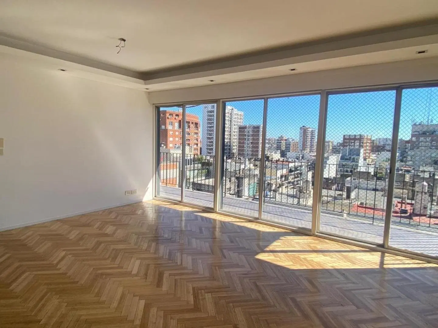 VENTA SEMIPISO AMPLIO 4 AMBIENTES CON COCHERA EN COLEGIALES 5