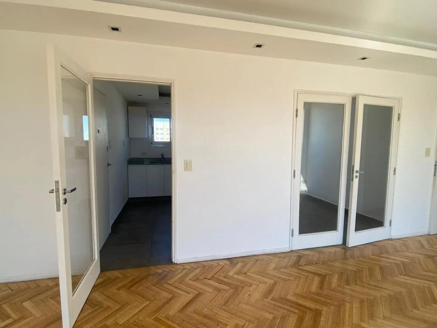 VENTA SEMIPISO AMPLIO 4 AMBIENTES CON COCHERA EN COLEGIALES 4