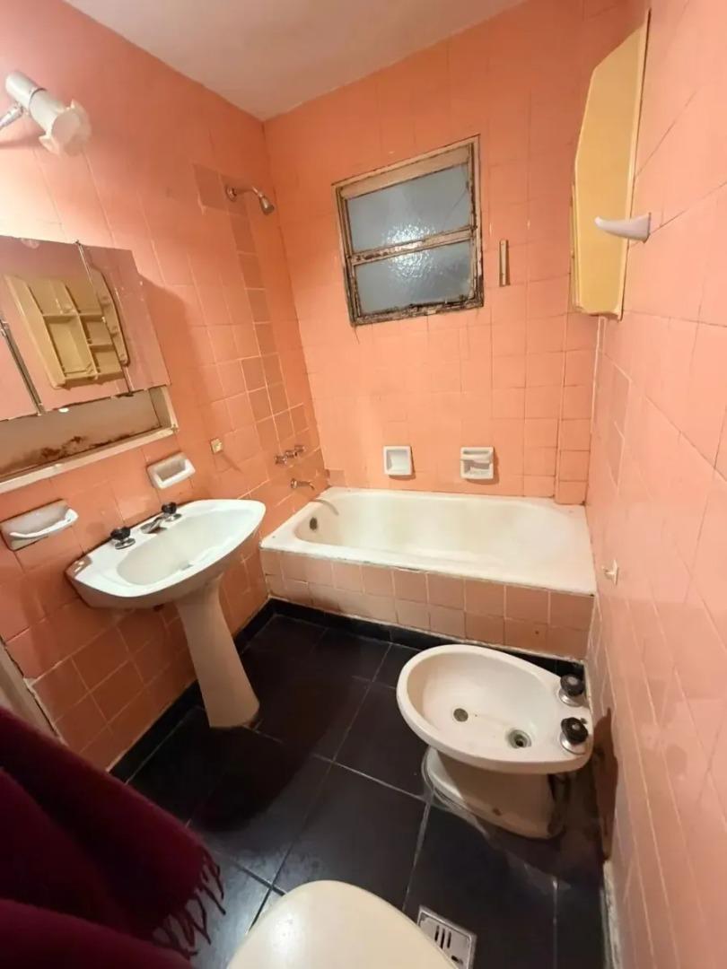 Foto de venta departamento 3 amb al freente a refaccionar /flores, imagen 2