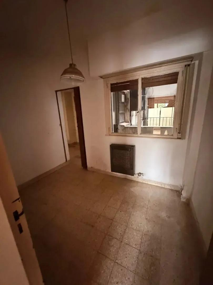 Foto de venta departamento 3 amb al freente a refaccionar /flores, imagen 3