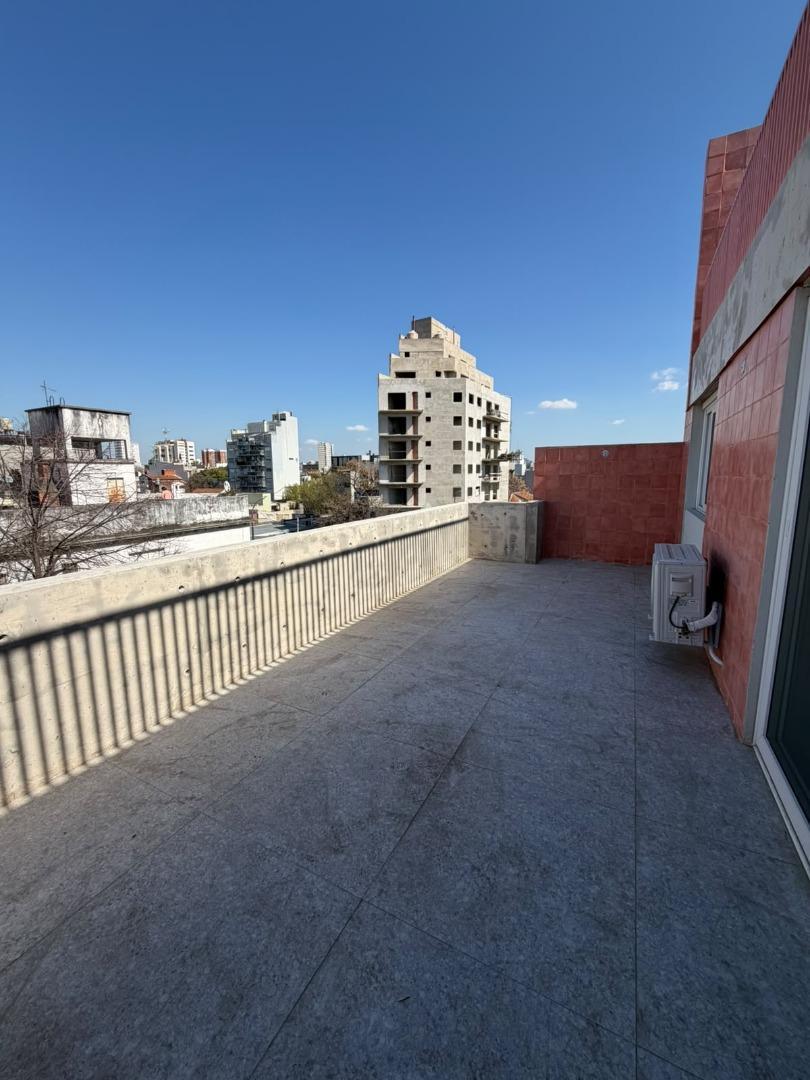 Foto de VENTA 3 AMBIENTES CON COCHERA Y DOBLE TERRAZA EN COGHLAN, imagen 3