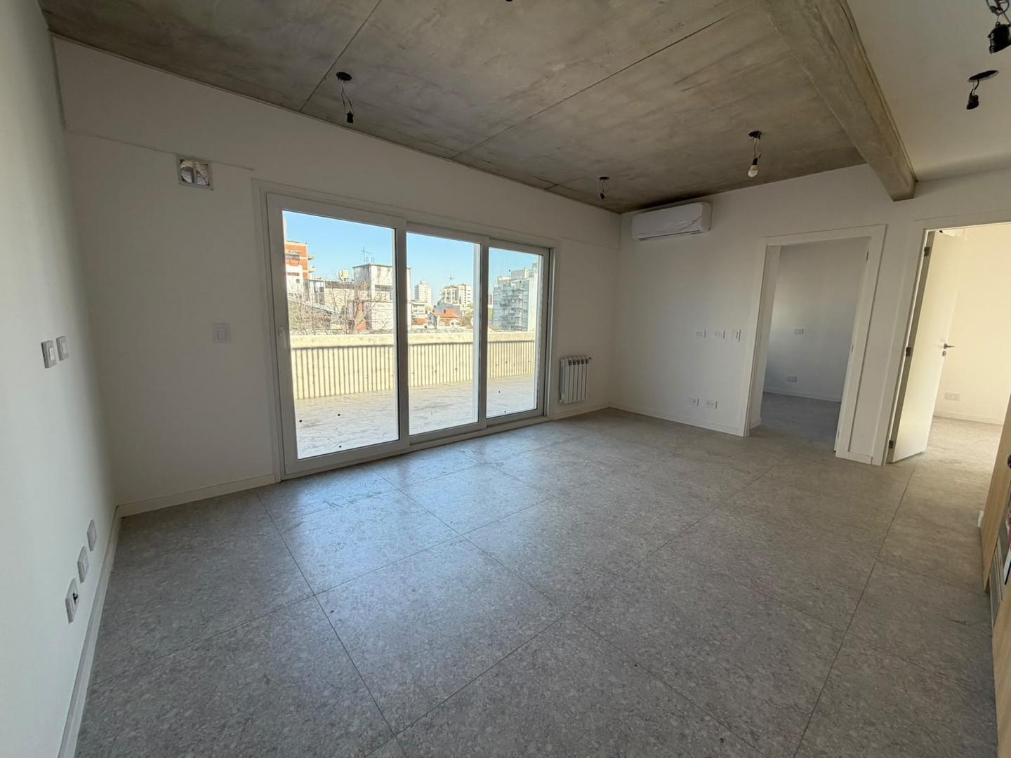 Foto de VENTA 3 AMBIENTES CON COCHERA Y DOBLE TERRAZA EN COGHLAN, imagen 2