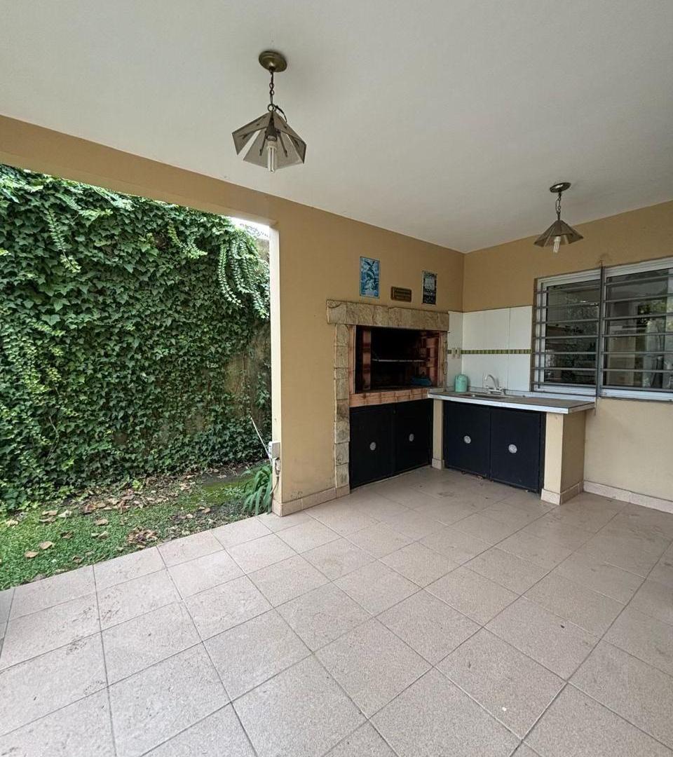 Foto de CASA CON PILETA EN VENTA EN VILLA ADRIANA CAÑUELAS, imagen 2