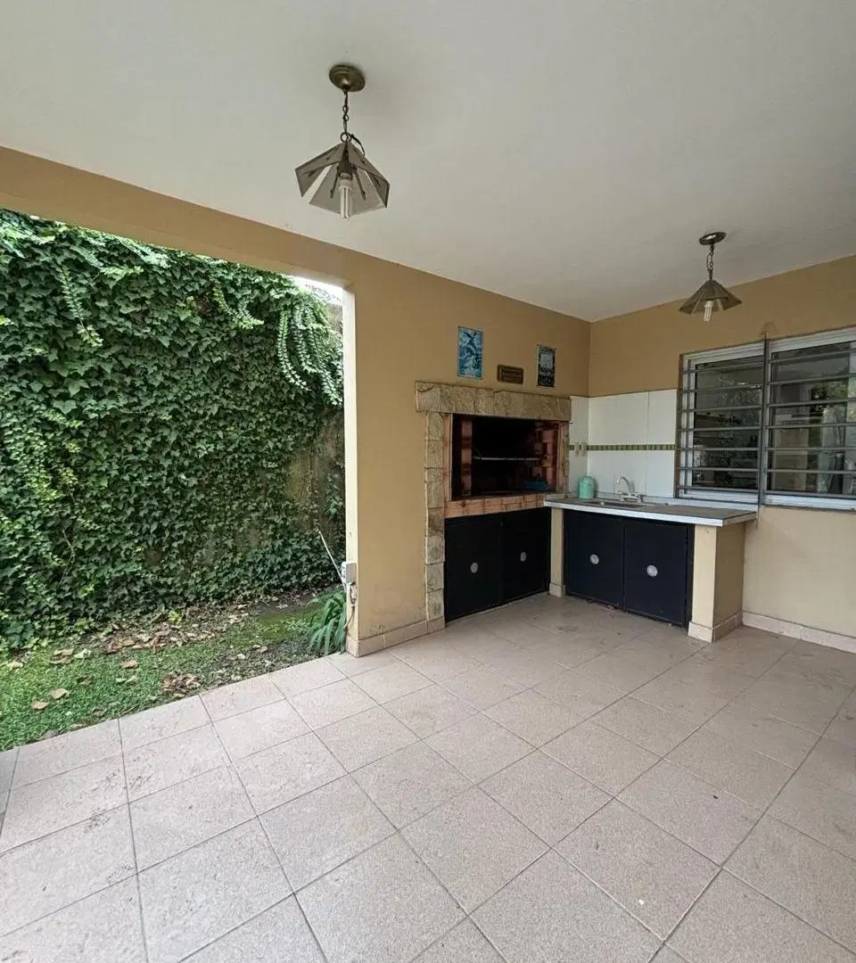 CASA CON PILETA EN VENTA EN VILLA ADRIANA CAÑUELAS 2