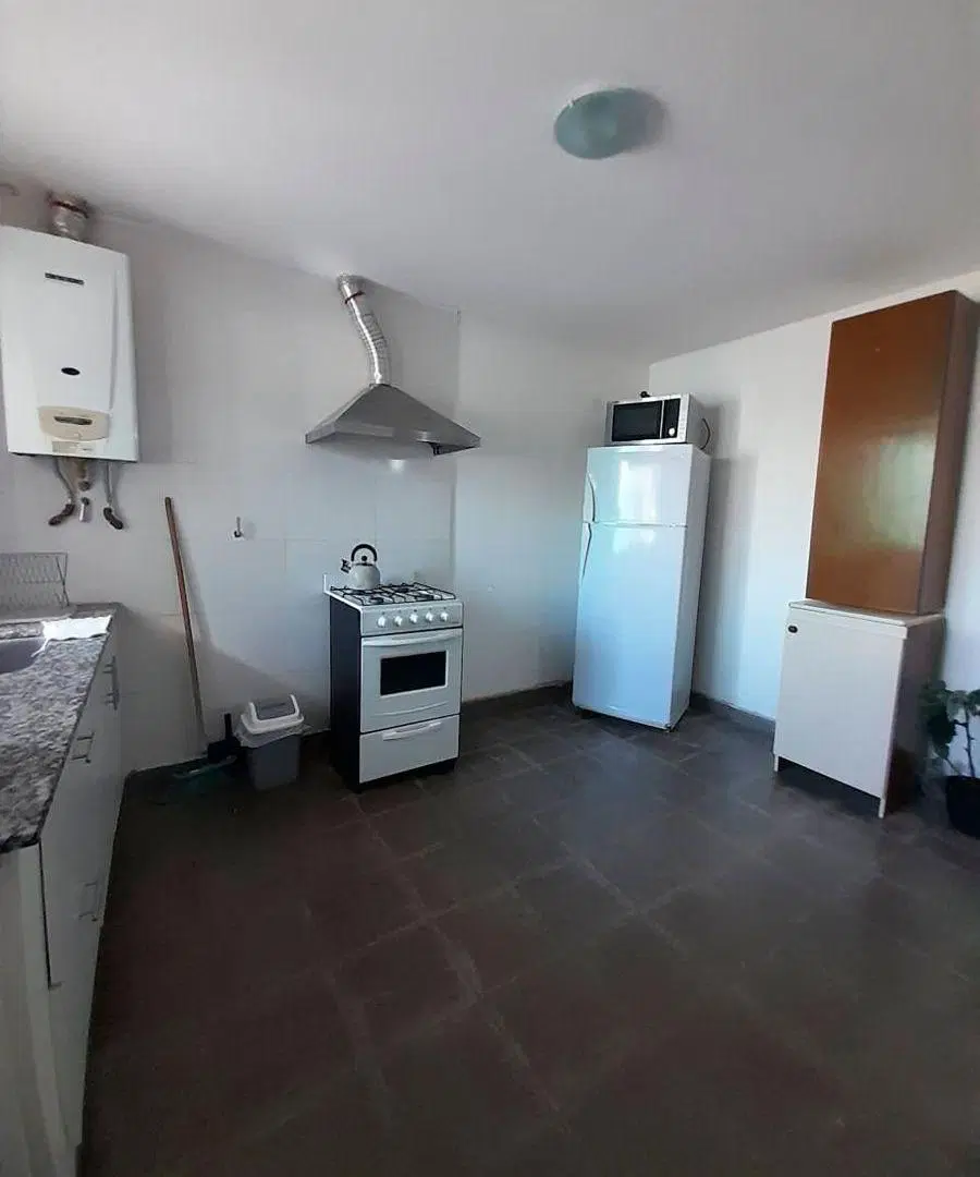 CASA EN ALQUILER 2 DORMITORIOS CON PATIO 10 DE OCTUBRE 72 5