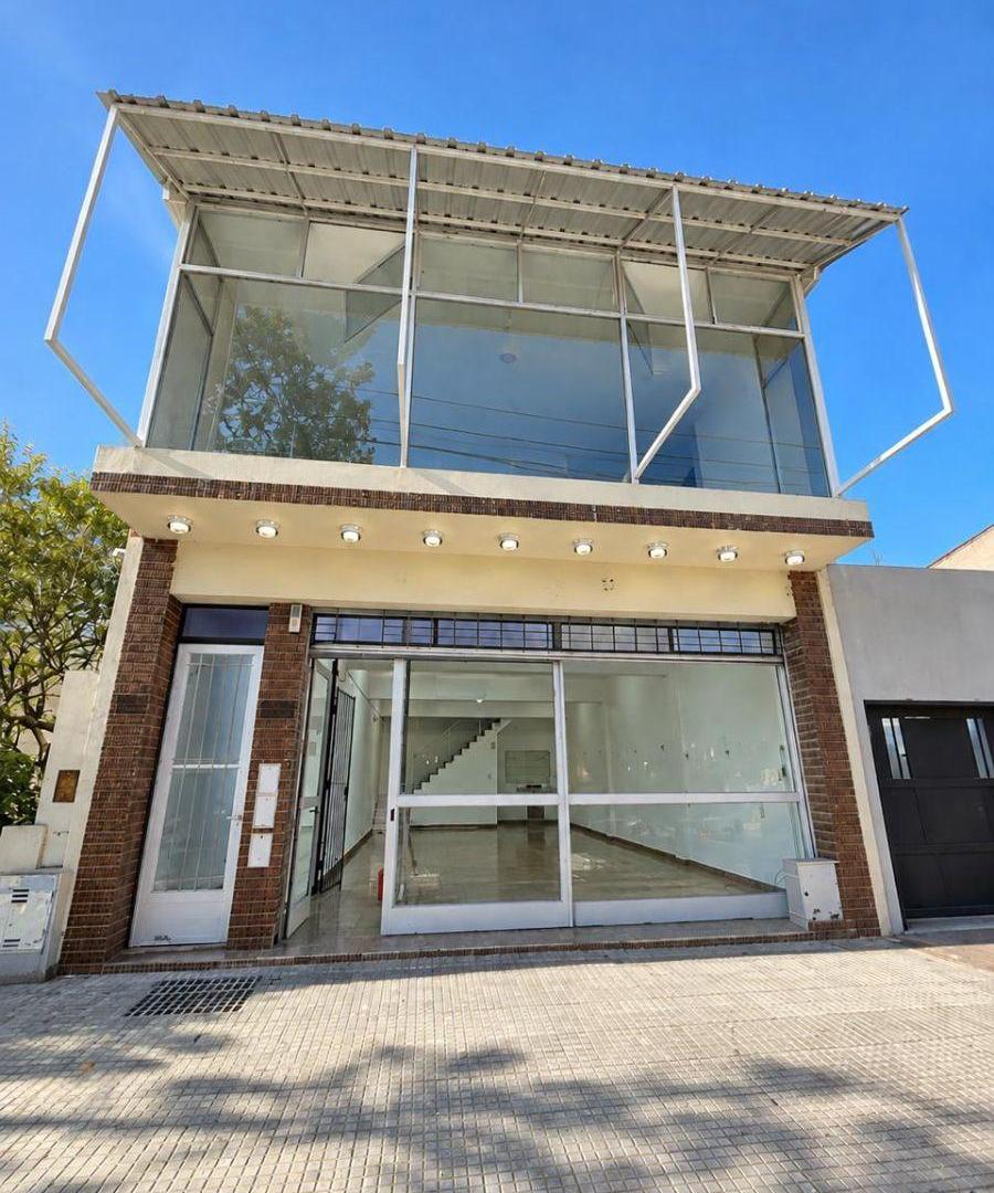Foto de LOCAL EN ALQUILER – 220 m² CUBIERTOS EN DOS PLANTAS – LA PLATA, imagen 1