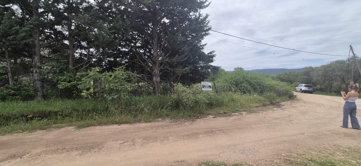 Lote Esquina en Villa Parque Siquiman con Vistas Increíbles Al Lago y Las Sierra 2