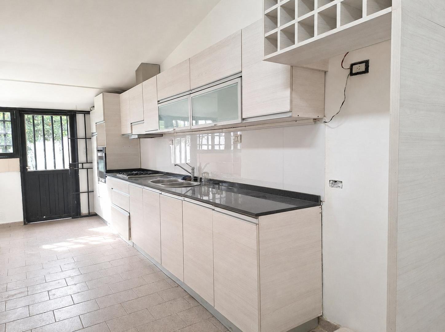 Foto de CASA 4 DORM , COCHERA PARA DOS O MAS AUTOS , PATIO -QUINCHO -A MTROS, imagen 5