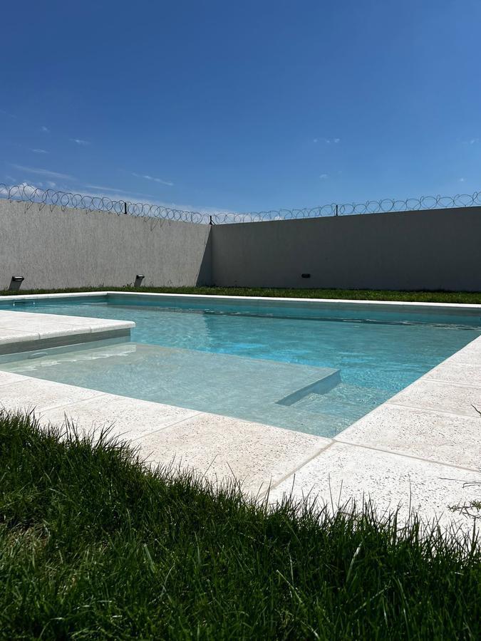 Casa en Venta de Dos Dorm. con Pileta 2