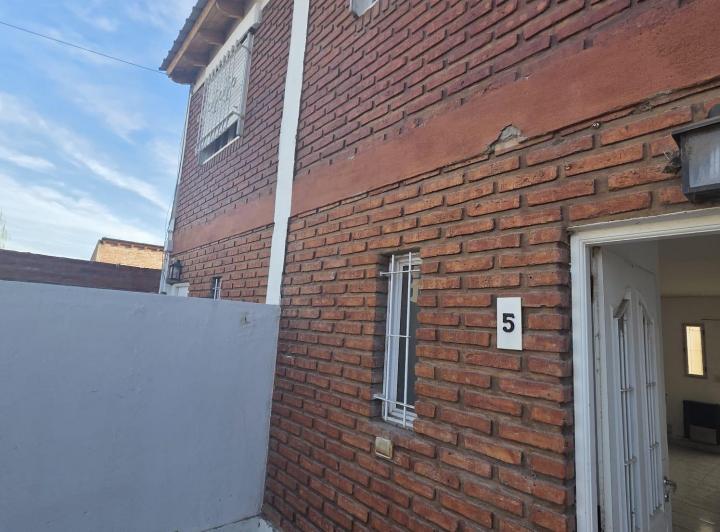 CLAUDIA CH Bienes Raíces-Se alquila duplex Villa Florencia Nqn. De tamaño CHICO! 2
